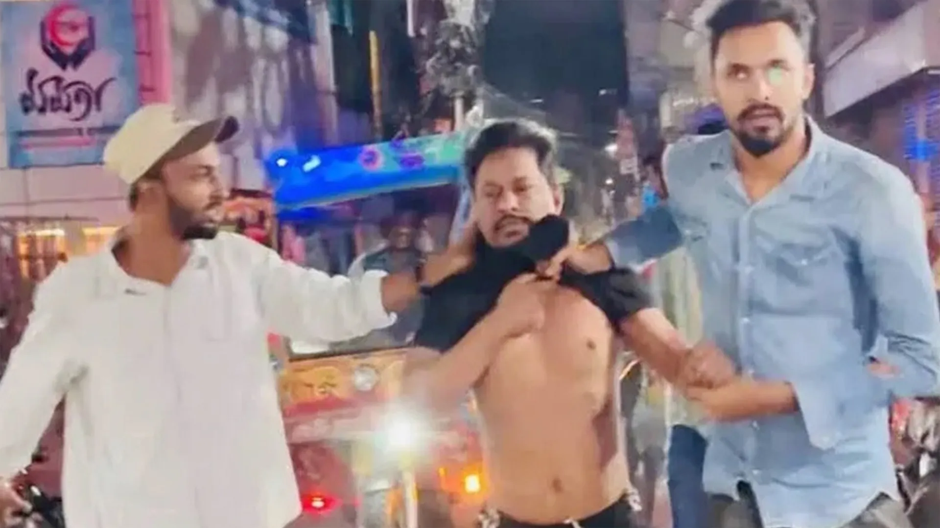 বরিশালে ছাত্রলীগ নেতাকে ধরে পুলিশে দিল ছাত্রদল